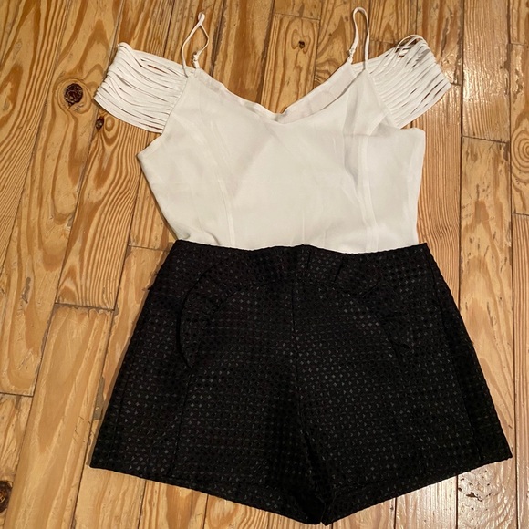 Like-new Naked Zebra Cold Shoulder Top in White - Picture 7 of 8